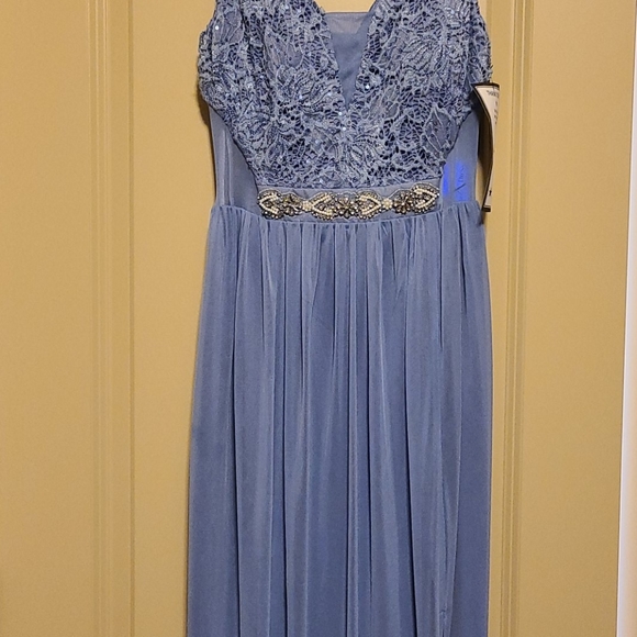 Blue gown - Picture 2 of 8